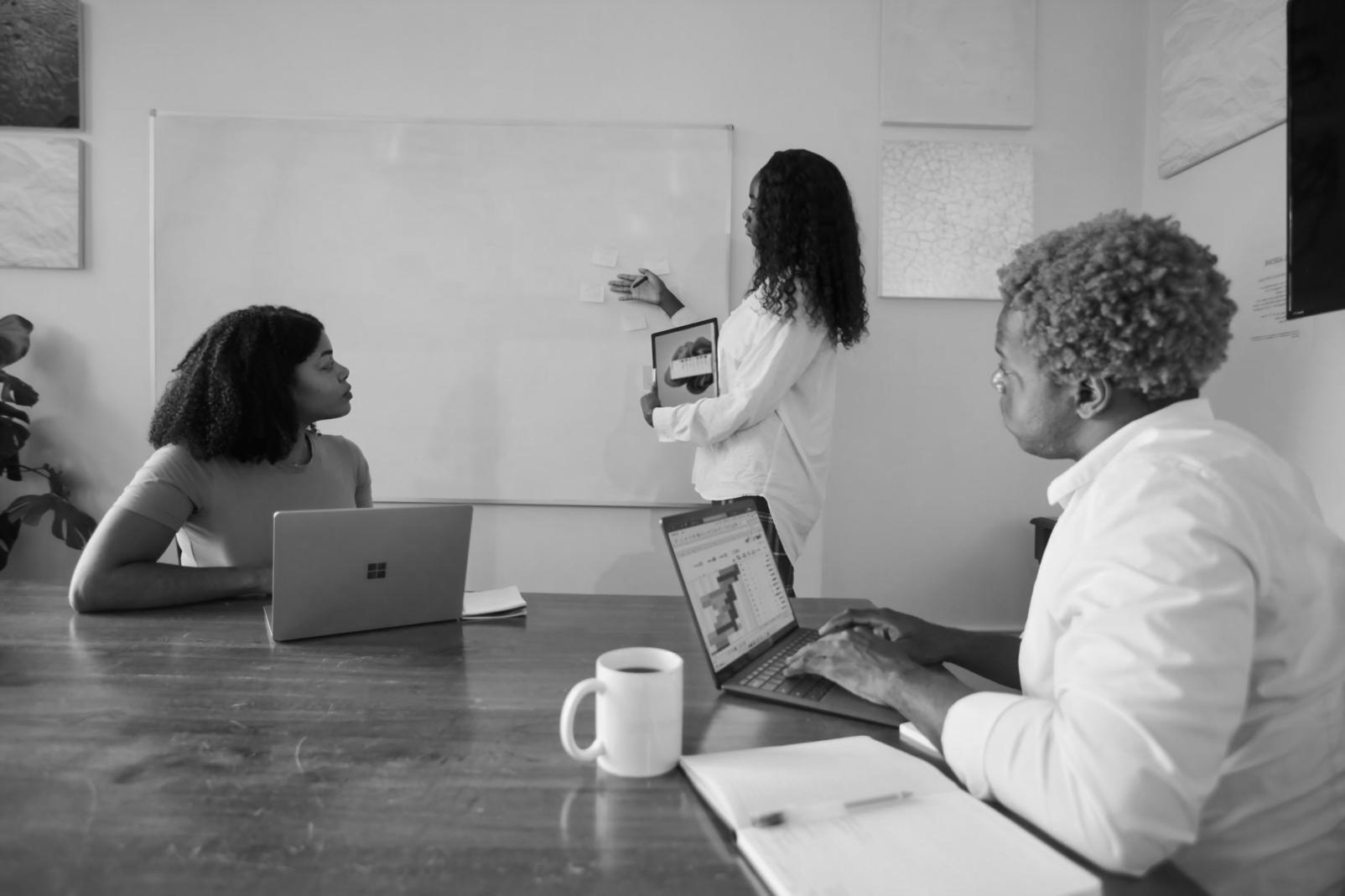 Profesionales trabajando en análisis financiero